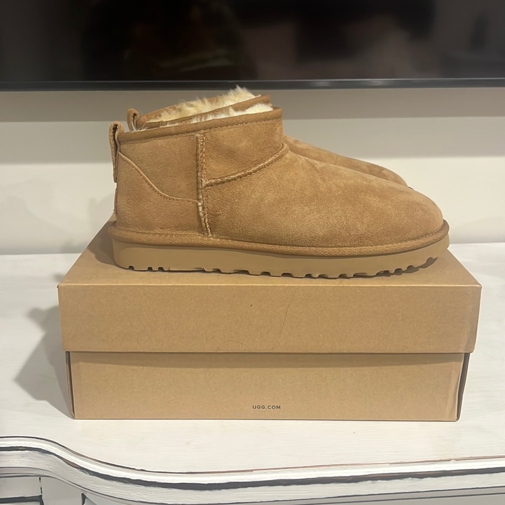 Ugh Classic Ultra Mini New in Box